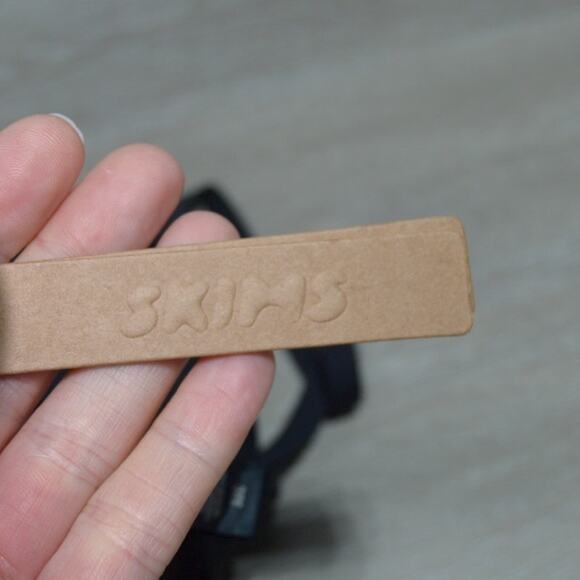 SKIMS Wireless Form Lightly Lined Onyx NWT Bra Size 32C - Picture 4 of 6